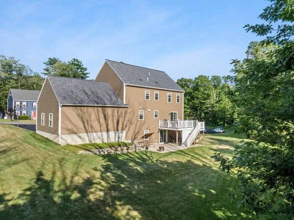 a view of a house with backyard and garden