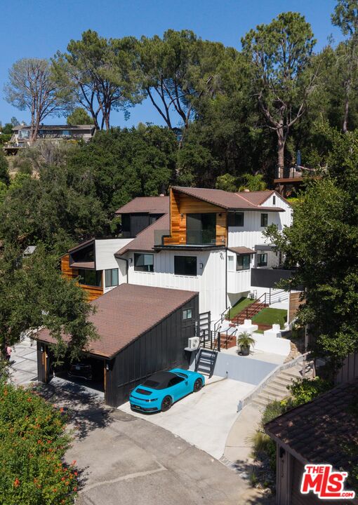 4118 Oak Hollow Road Calabasas, CA 91302 - Photo 54 of 55 a view of a house with swimming pool and sitting area