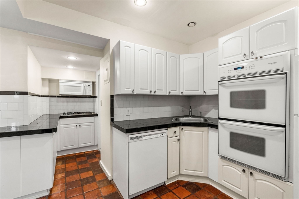 112 Pinckney Street, Unit 4 Boston, MA 02114 - Photo 12 of 27
