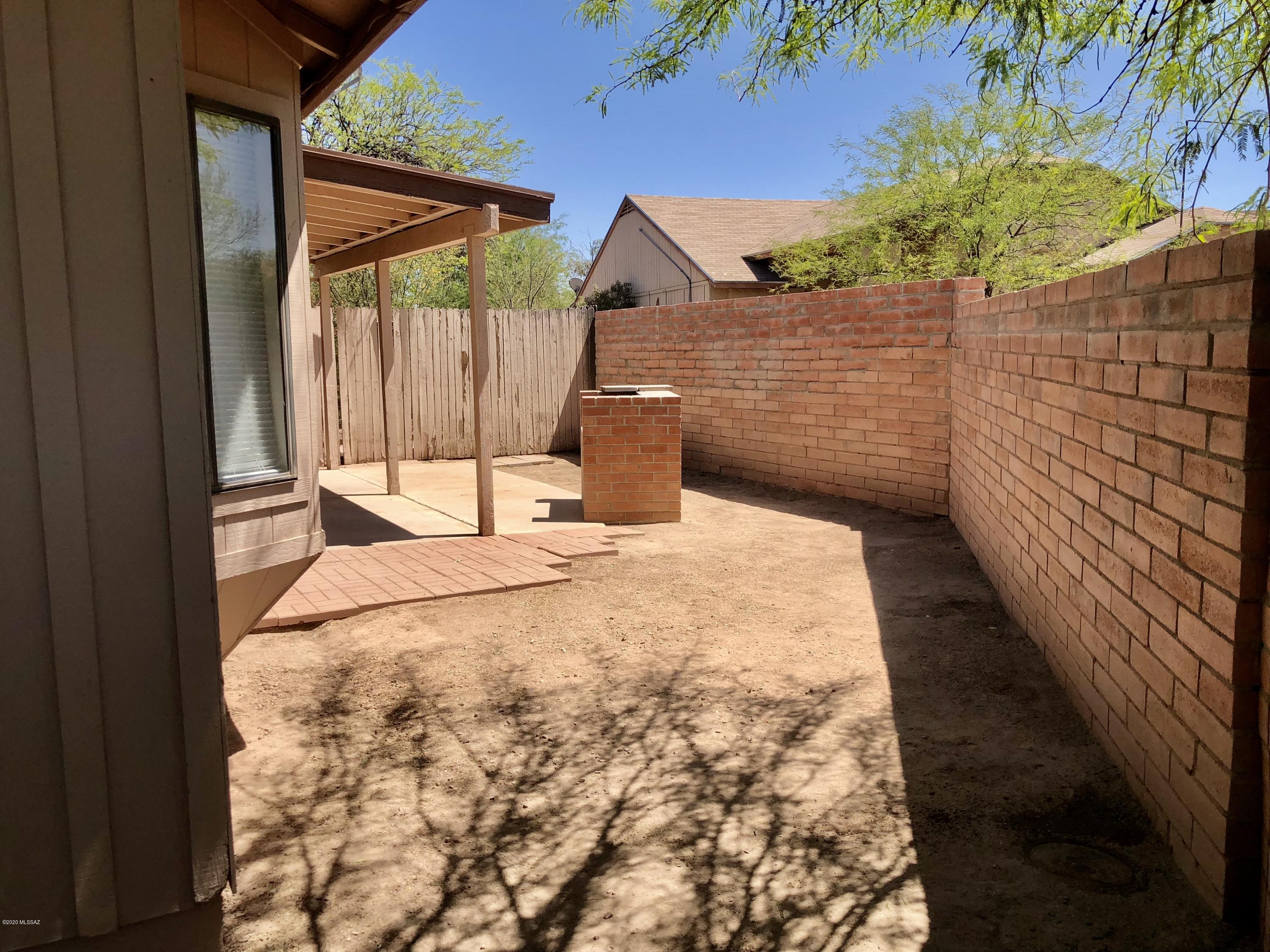 1655 Twin Ridge Road Tucson, AZ 85746 - Photo 3 of 19