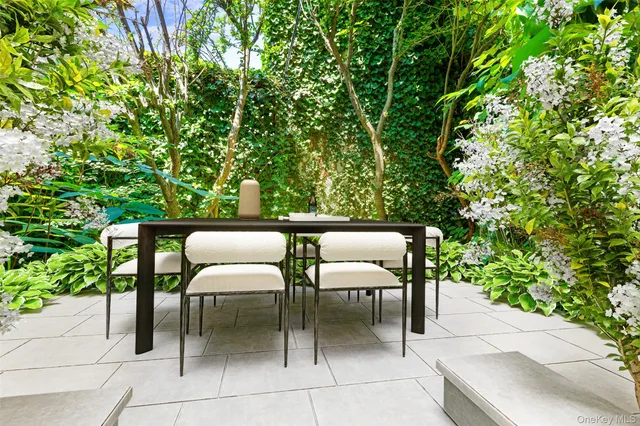 a black and white photo of a picture