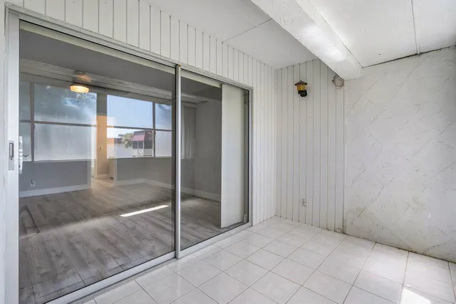 a view of an entryway of the house