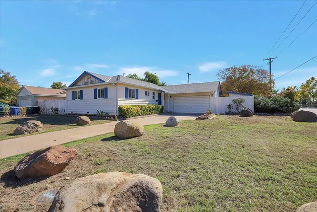 a view of a house with a yard