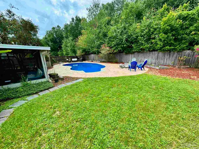 a view of a back yard