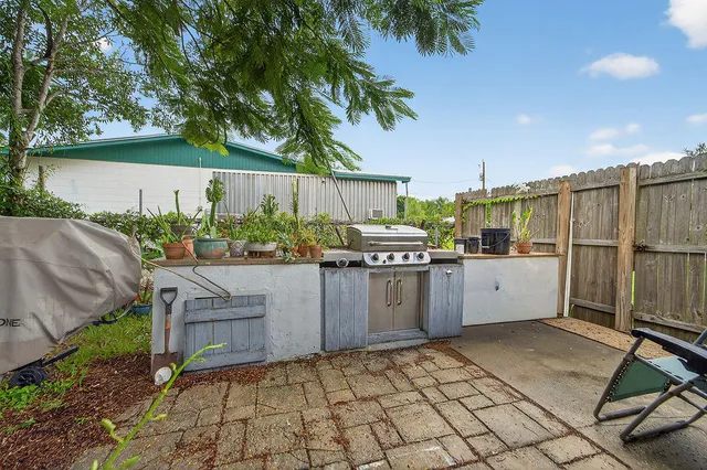 a view of a backyard