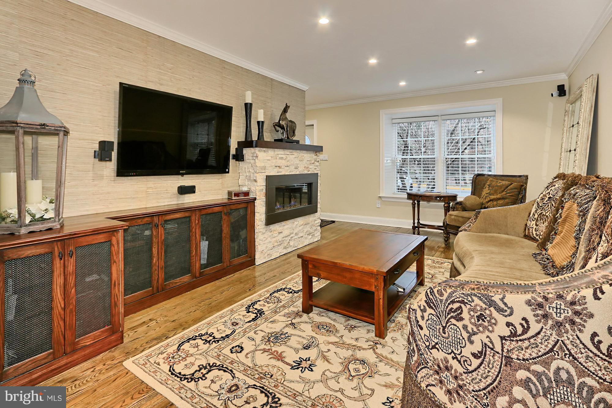 2078 Golf Course Drive Reston, VA 20191 - Photo 5 of 42 Living Room