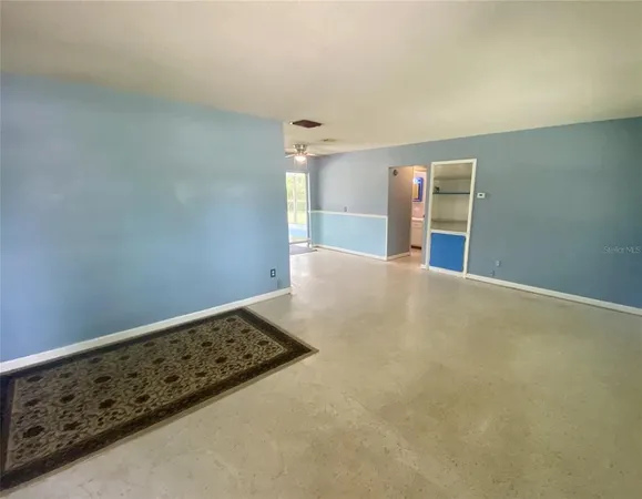 a view of a big room with closet