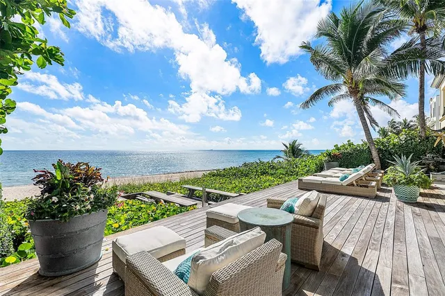 a view of entryway with a front door