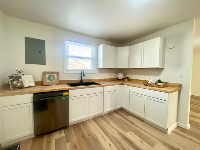 $240,000 | 723 North Cherry Street, Hartford City, IN 47348