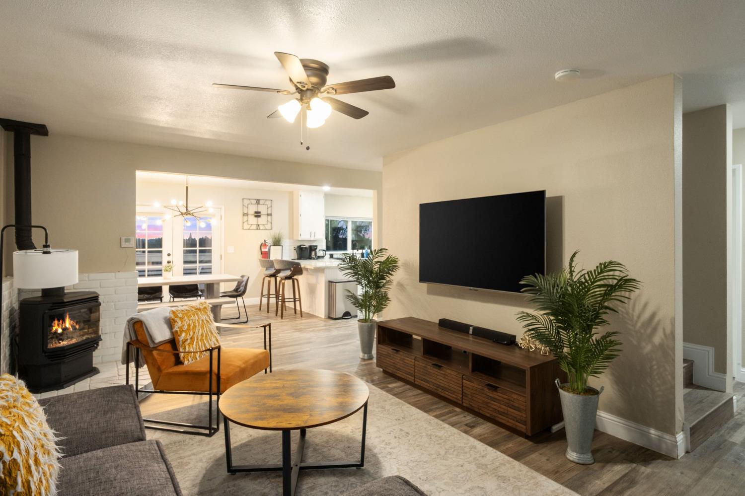 2811 East Westfall Road Mariposa, CA 95338 - Photo 5 of 25 a living room with furniture and a flat screen tv