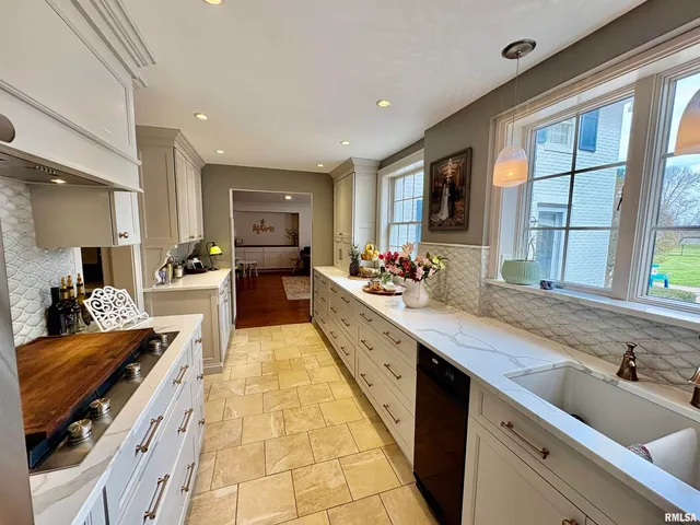 $465,000 | 345 Park Ln Drive, Galesburg, IL 61401