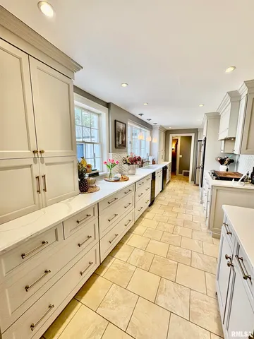 $465,000 | 345 Park Ln Drive, Galesburg, IL 61401