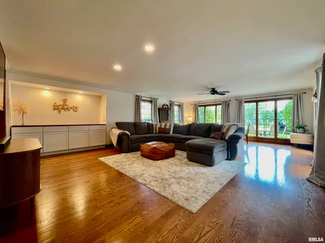 $465,000 | 345 Park Ln Drive, Galesburg, IL 61401