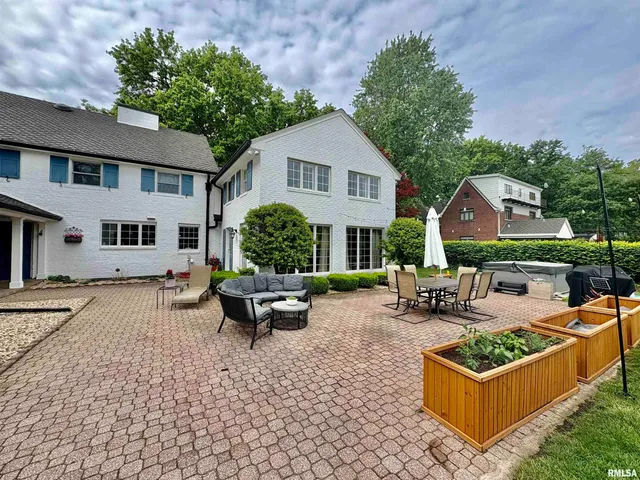 $465,000 | 345 Park Ln Drive, Galesburg, IL 61401