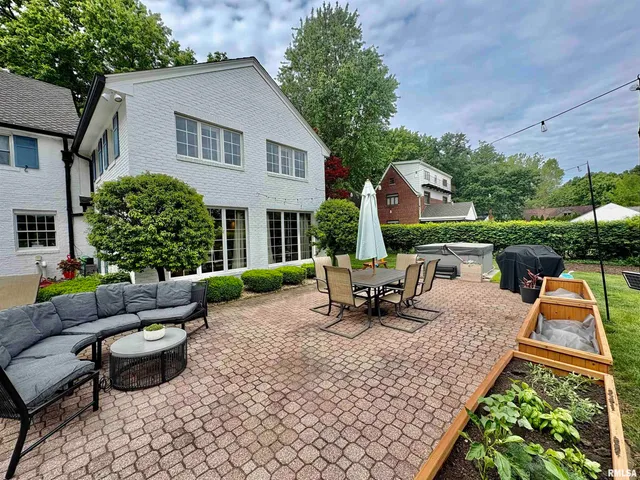 $465,000 | 345 Park Ln Drive, Galesburg, IL 61401