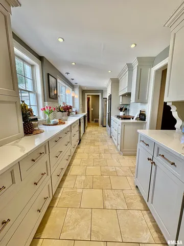 $465,000 | 345 Park Ln Drive, Galesburg, IL 61401