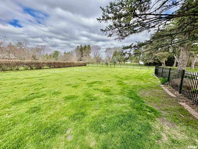 $465,000 | 345 Park Ln Drive, Galesburg, IL 61401