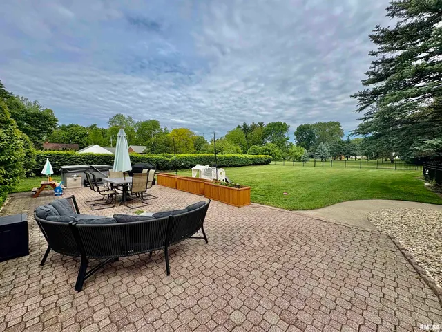 $465,000 | 345 Park Ln Drive, Galesburg, IL 61401