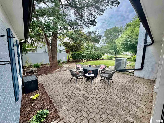 $465,000 | 345 Park Ln Drive, Galesburg, IL 61401