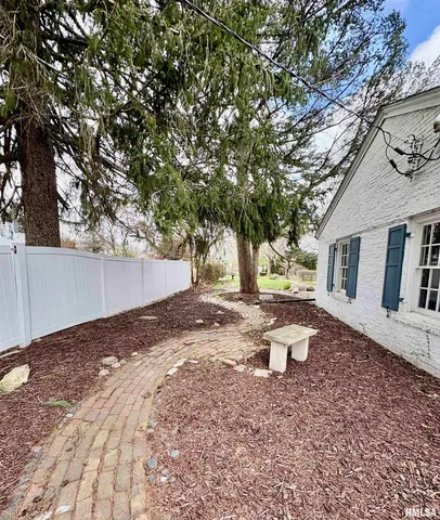 $465,000 | 345 Park Ln Drive, Galesburg, IL 61401