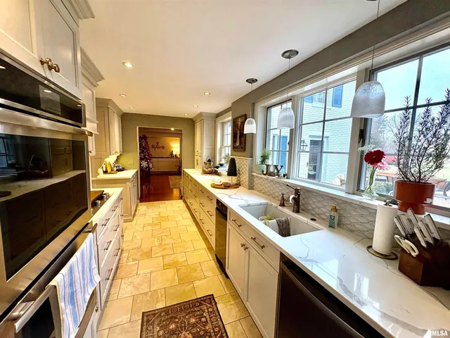 $465,000 | 345 Park Ln Drive, Galesburg, IL 61401