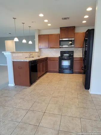 $1,900 | 105 Hinge Chase, Cibolo, TX 78108