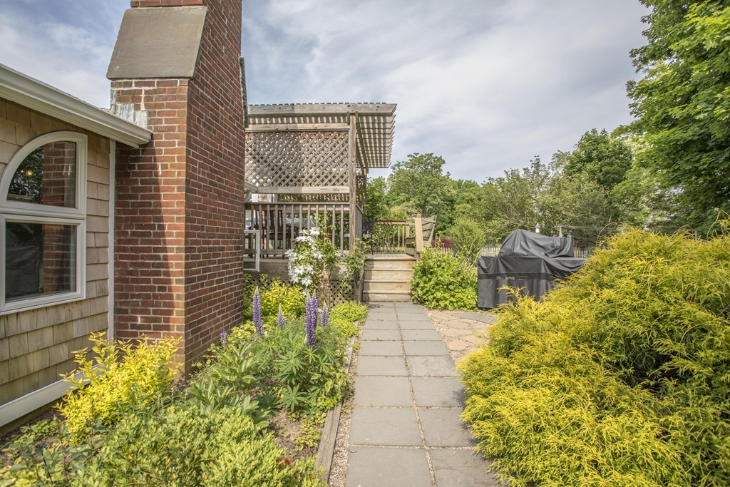 19 Acushnet Road Mattapoisett, MA 02739 - Photo 5 of 30 Gallery Image 5