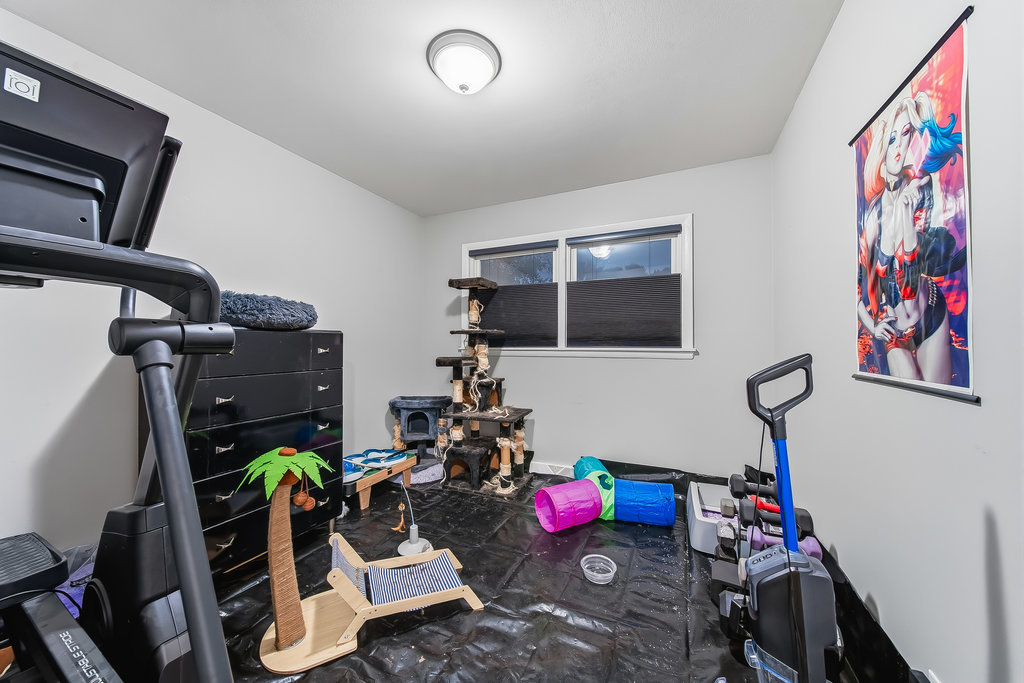 16047 Cambridge Court Markham, IL 60428 - Photo 11 of 34 a room with gym equipment and mirror