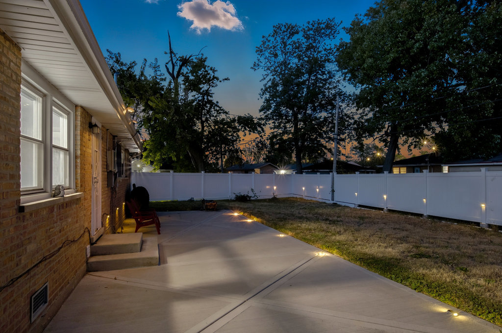 16047 Cambridge Court Markham, IL 60428 - Photo 13 of 34 a view of a yard