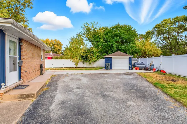 a view of back yard of the house