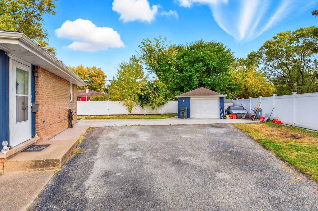 16047 Cambridge Court Markham, IL 60428 - Photo 17 of 34 a view of back yard of the house
