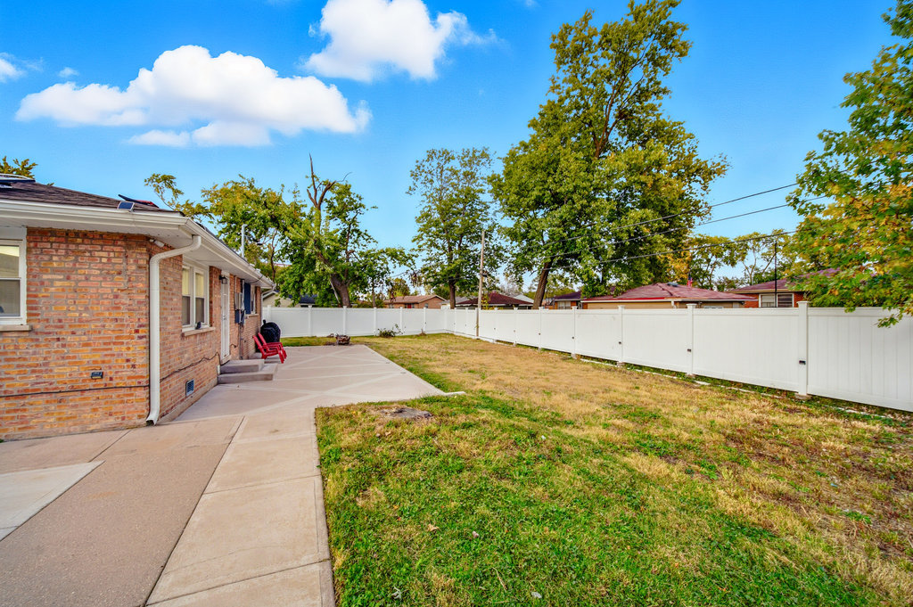 16047 Cambridge Court Markham, IL 60428 - Photo 18 of 34 a view of a backyard