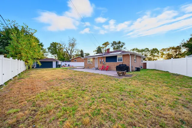 a view of a house with backyard and garden