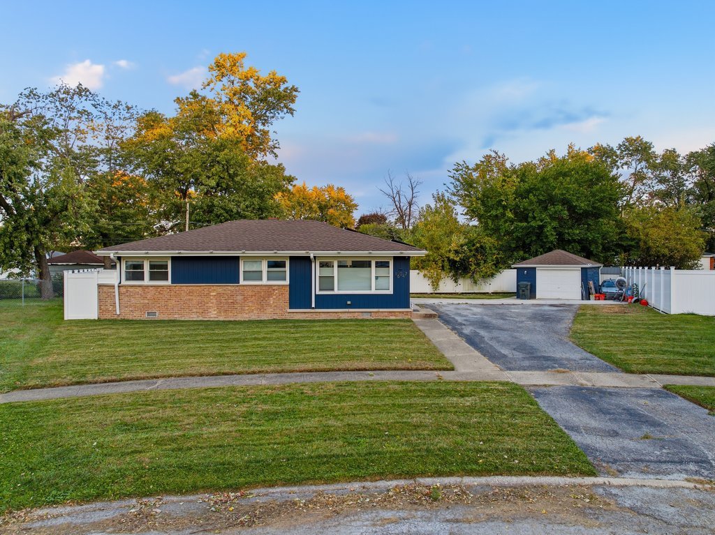 16047 Cambridge Court Markham, IL 60428 - Photo 20 of 34 a front view of a house with garden