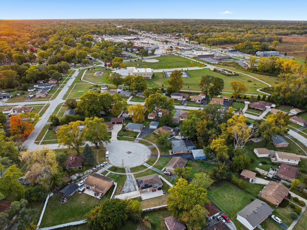 16047 Cambridge Court Markham, IL 60428 - Photo 24 of 34 an aerial view of residential houses with outdoor space