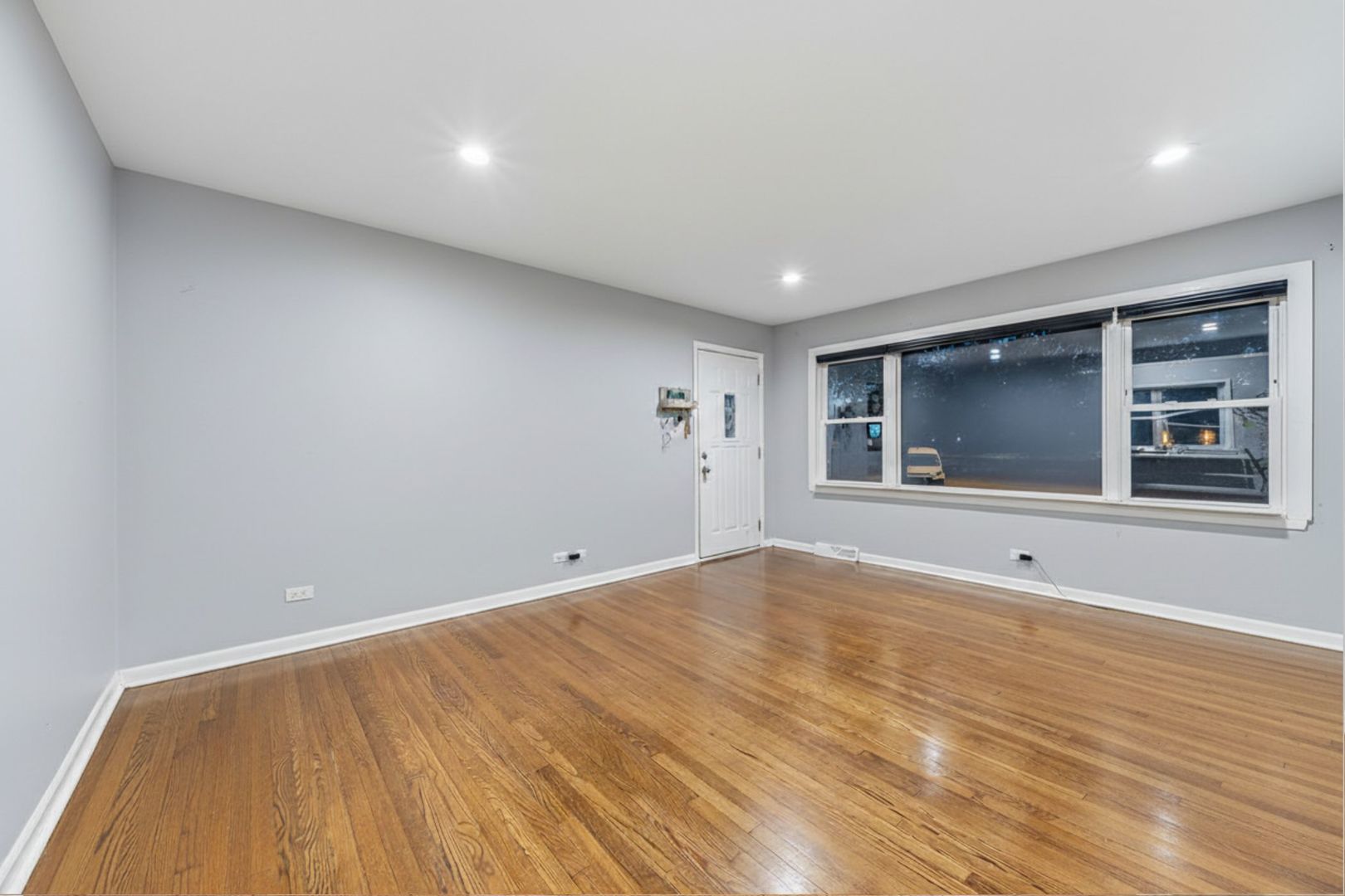 16047 Cambridge Court Markham, IL 60428 - Photo 25 of 34 a view of empty room with wooden floor and fan