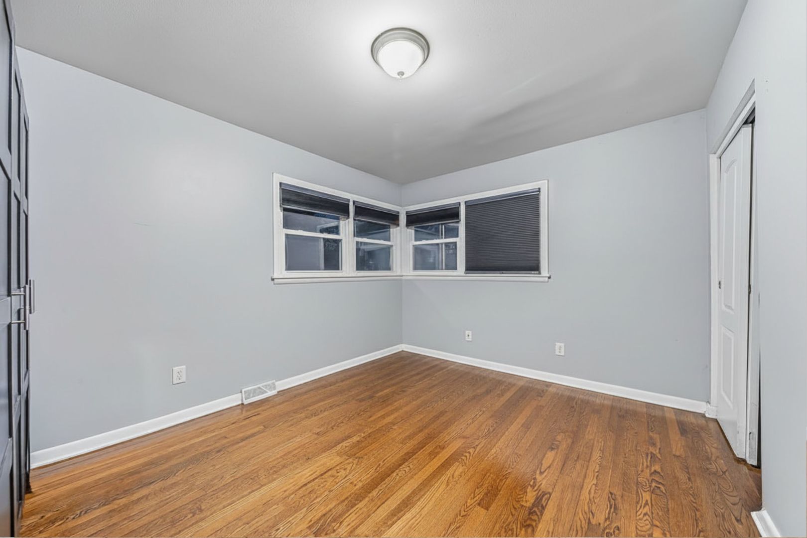 16047 Cambridge Court Markham, IL 60428 - Photo 32 of 34 a view of empty room with wooden floor