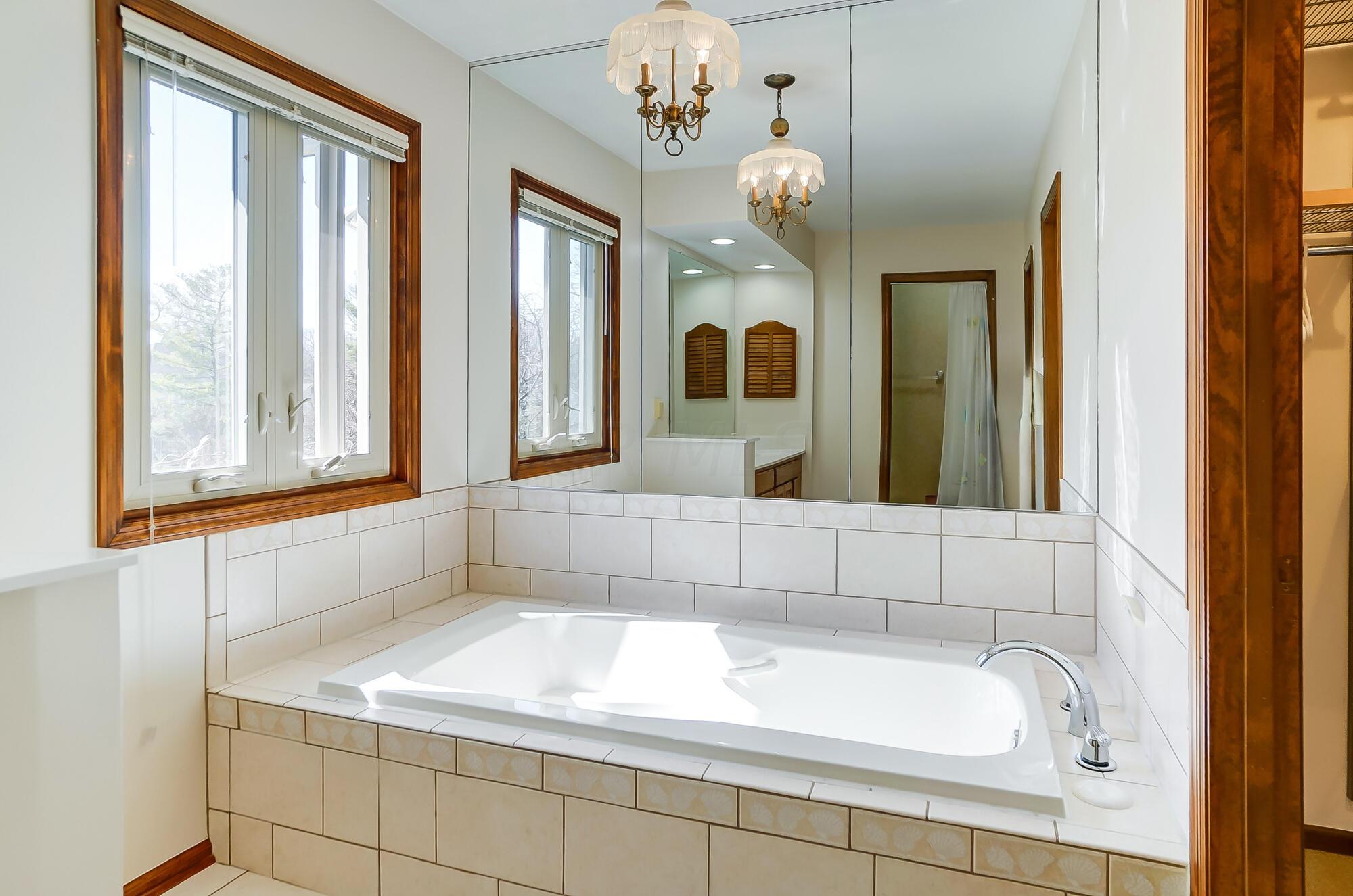 2221 Sandover Road Columbus, OH 43220 - Photo 40 of 79 044