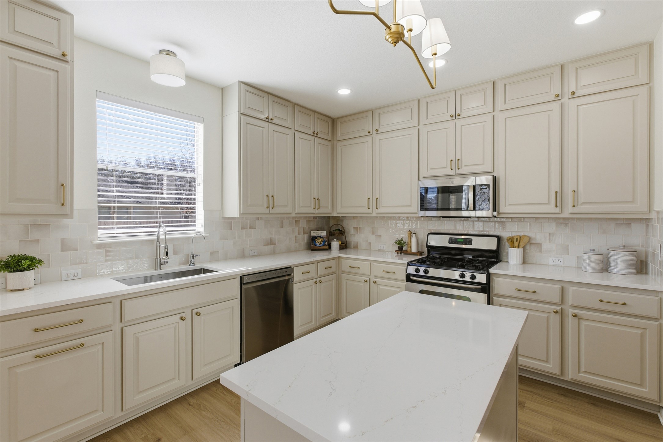 1502 Summercrest Boulevard Georgetown, TX 78626 - Photo 3 of 40