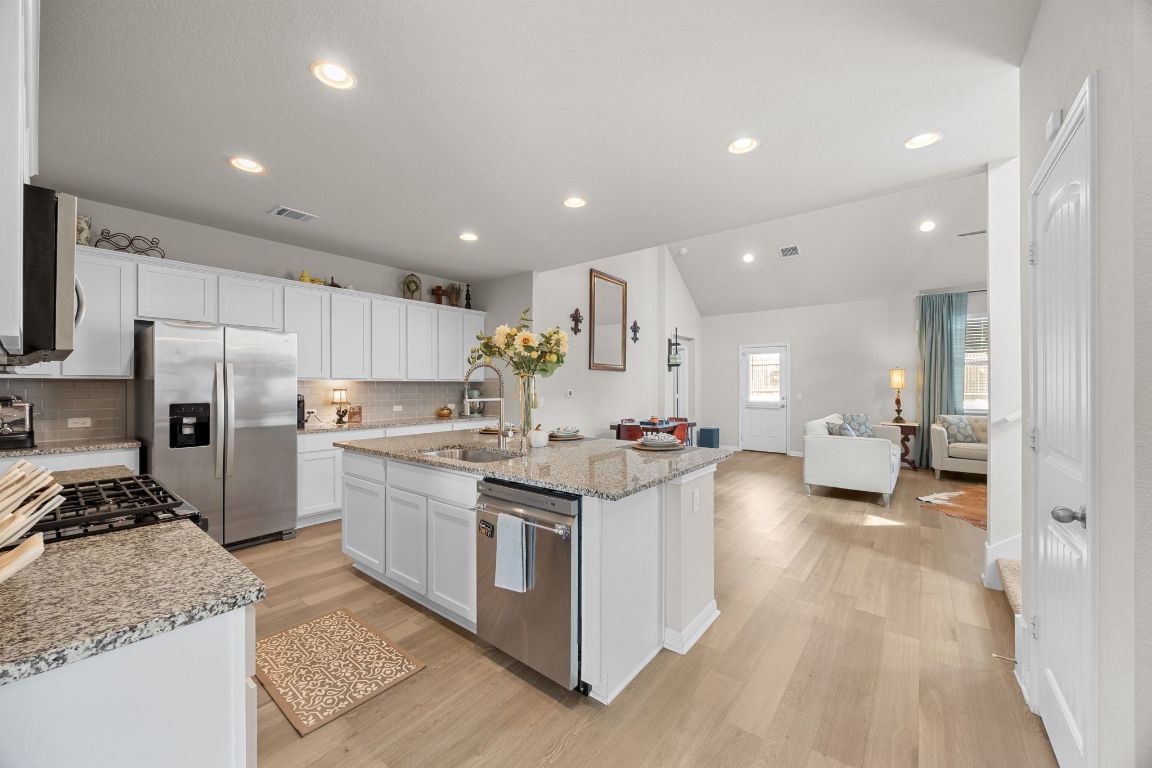 129 Empress Tree Drive Leander, TX 78641 - Photo 5 of 40 Kitchen w/Stainless Steel Appliances