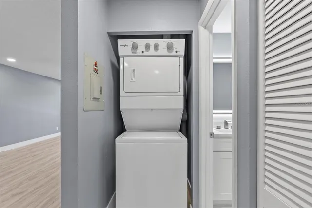 an empty room with windows and ceiling fan