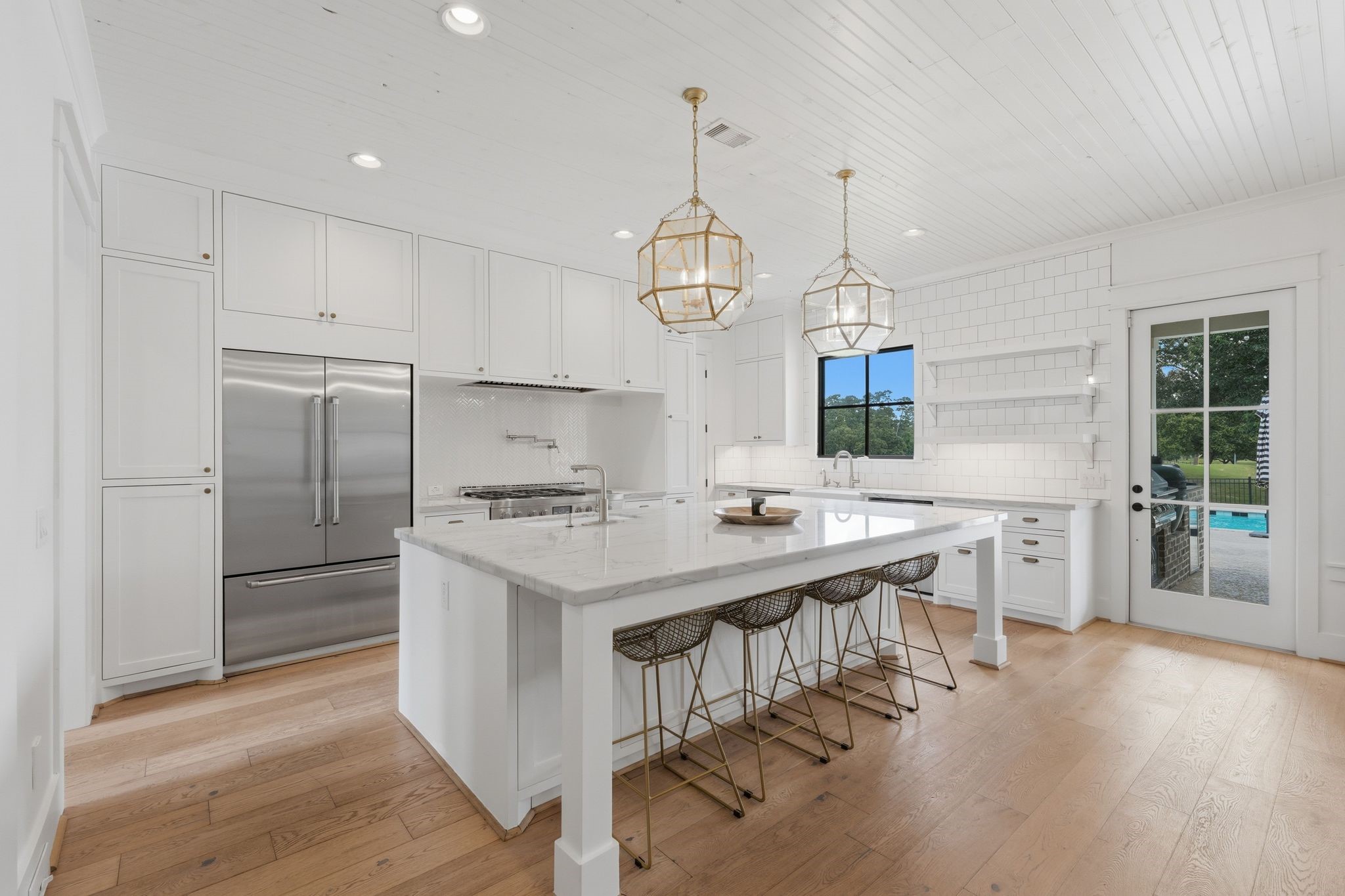 6533 Auburn Lakes Drive Spring, TX 77389 - Photo 7 of 50 Stunning kitchen with quartz coutertops, SS appliances, and walk in pantry with coffee bar!