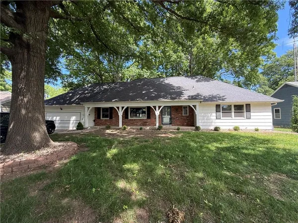 $825,000 | 6910 West 101st Street, Overland Park, KS 66212
