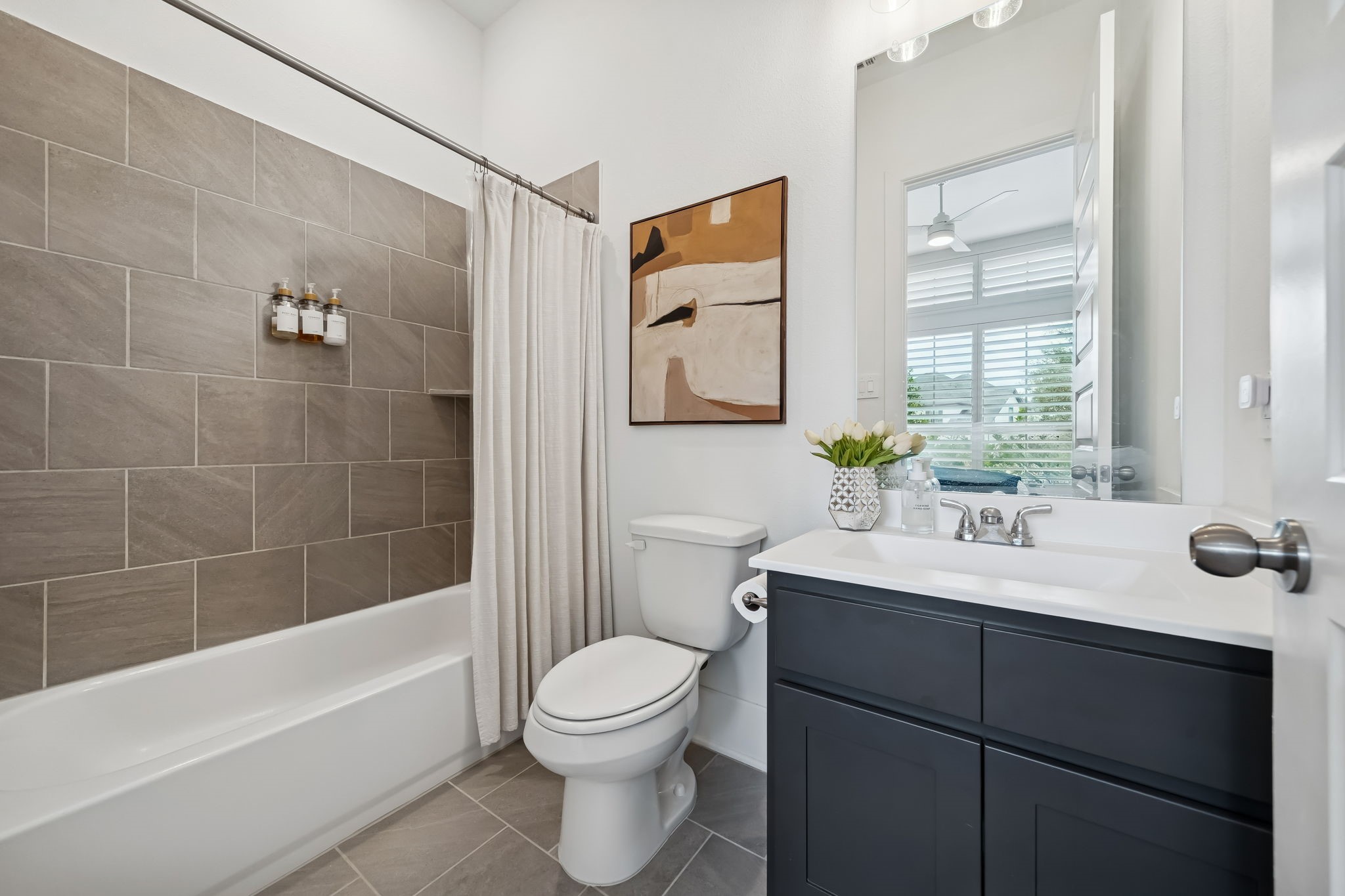 519 Caverna Street Montgomery, TX 77316 - Photo 22 of 41 Private full bath serving the secondary first floor bedroom