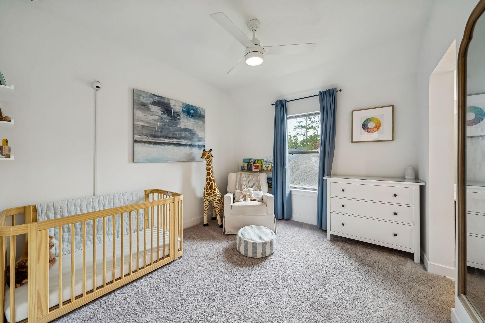 519 Caverna Street Montgomery, TX 77316 - Photo 28 of 41 Secondary bedroom connected to a shared Jack-and-Jill bathroom with private vanity.