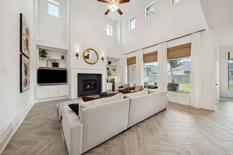 $725,000 | 519 Caverna Street, Montgomery, TX 77316