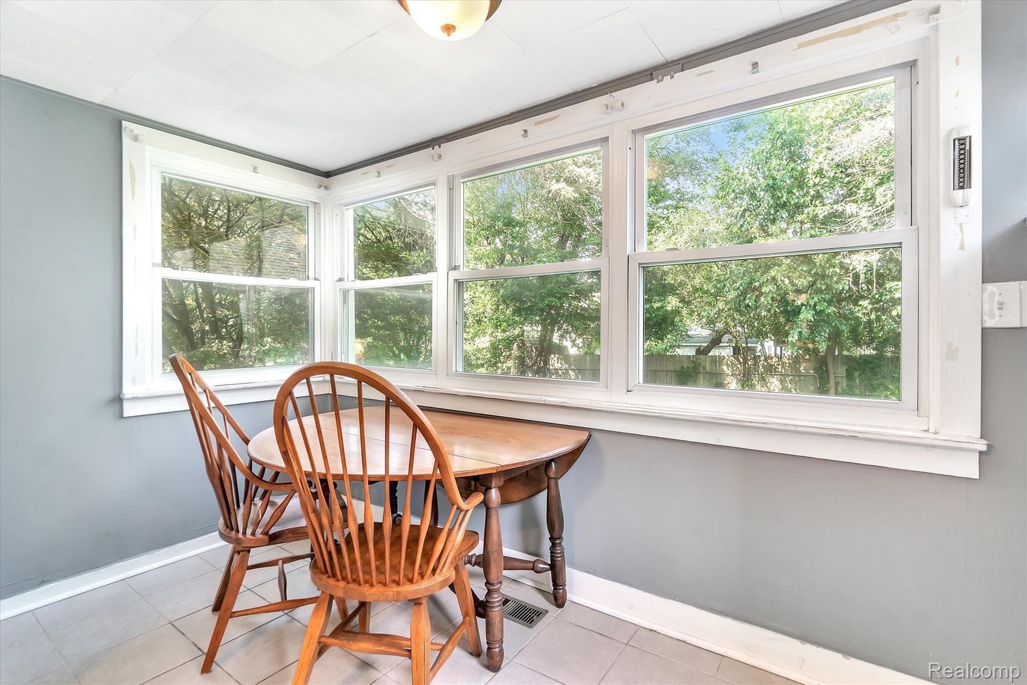 704 West Silver Lake Road Fenton, MI 48430 - Photo 9 of 16 10 Breakfast Nook.jpg