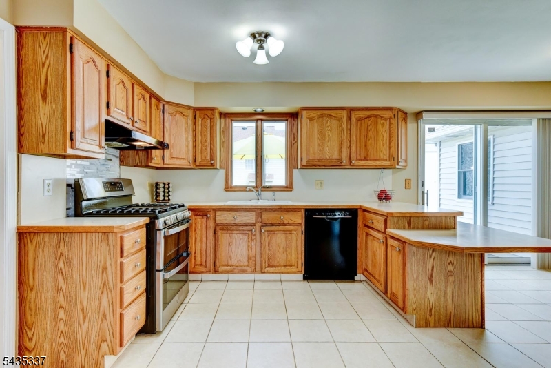 808 Columbus Avenue Raritan, NJ 08869 - Photo 12 of 47