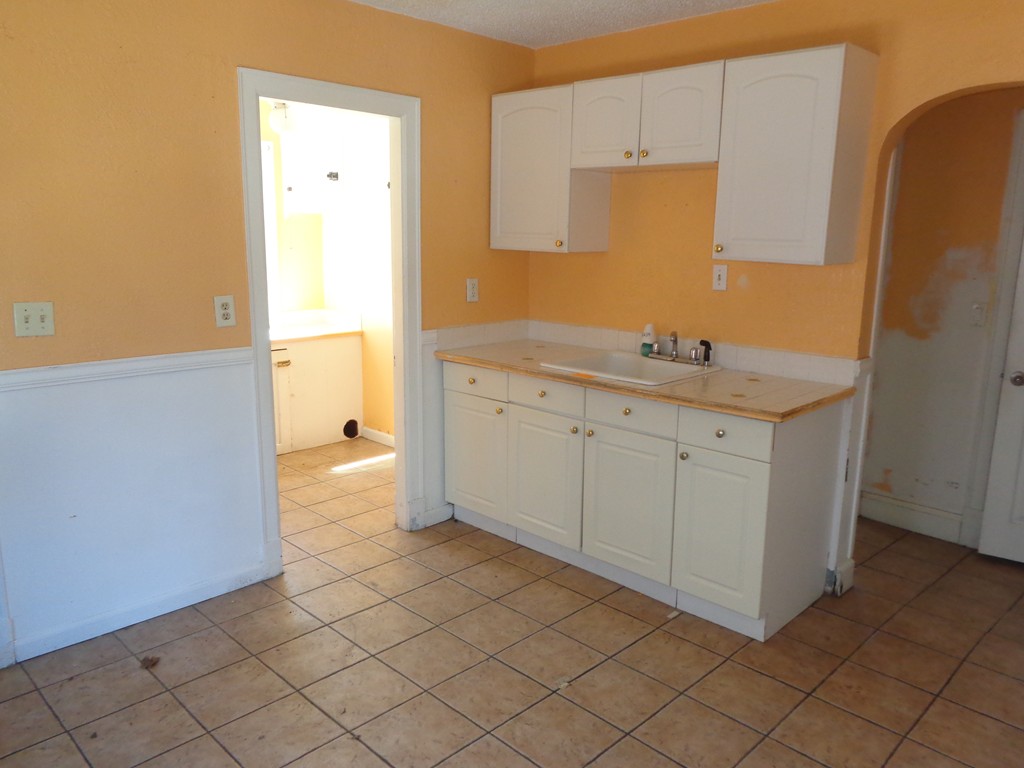 18-20 Wayne Street Springfield, MA 01118 - Photo 2 of 16