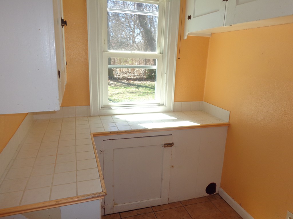 18-20 Wayne Street Springfield, MA 01118 - Photo 4 of 16